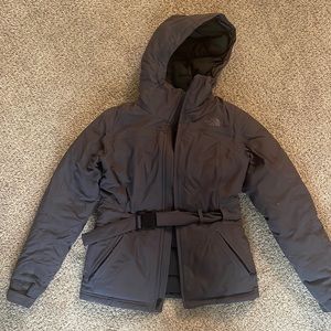 Grey puffy northface jacket with belt